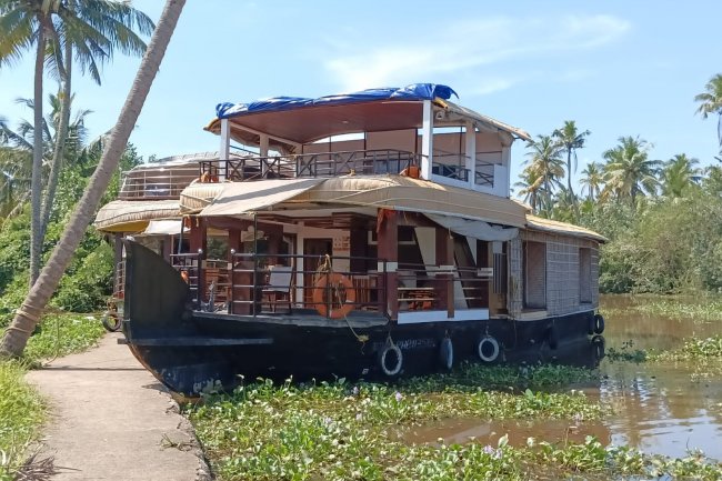 Where can I get  a Houseboat stay other than that at Alleppy